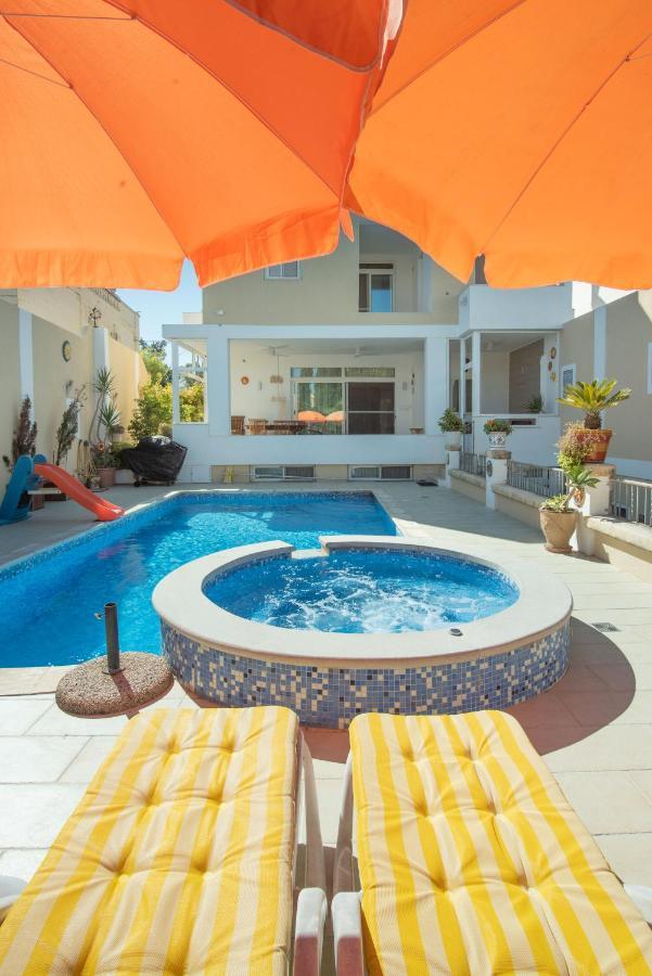 Central Villa Flatlet With Pool - Free Parking And Wifi Lija Exterior foto