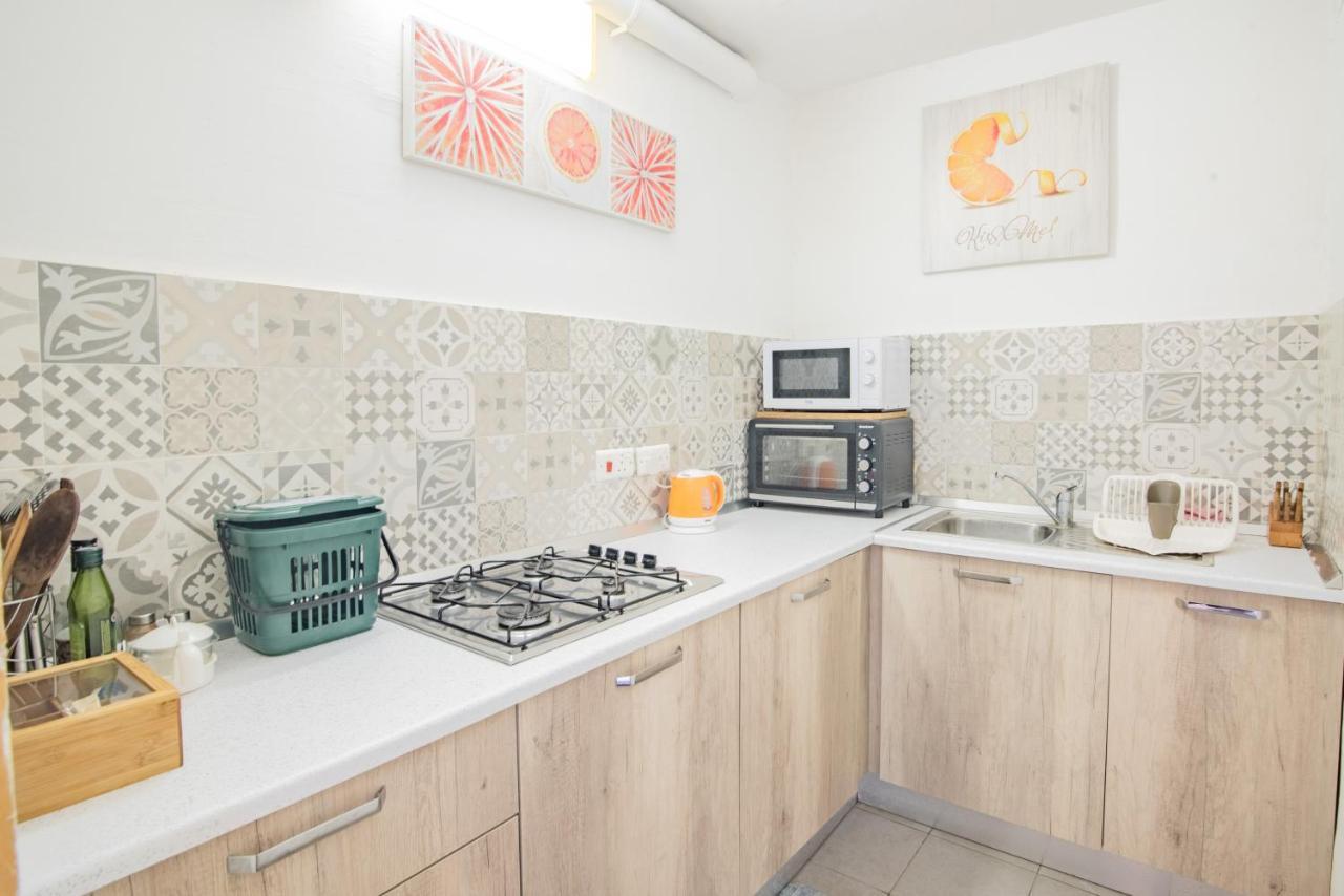 Central Villa Flatlet With Pool - Free Parking And Wifi Lija Exterior foto