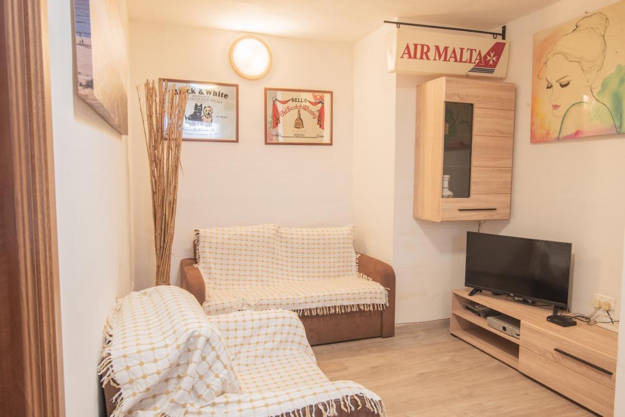 Central Villa Flatlet With Pool - Free Parking And Wifi Lija Exterior foto