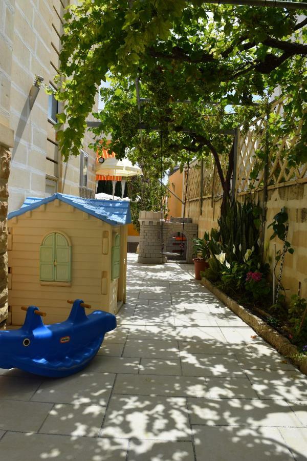Central Villa Flatlet With Pool - Free Parking And Wifi Lija Exterior foto